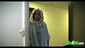 Mia Khalifa'S Muslim Friend Learns How To Give A Blowjob
