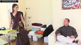 Big Ass Aunty Kaamwali Bai Gets Her Sari Raised And Fucked